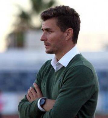 ASManagement4's tweet photo. Presentamos a nuestro 1er ponente:
Rafa Padilla, licenciado en INEF y entrenador de fútbol, compartirá su dilatada experiencia y metodología que se sujeta en la táctica como único eje de rotación de todo el proceso de entrenamiento y cuyo fin es perseguir el maximo rendto posible https://t.co/lGRE0r9qN8