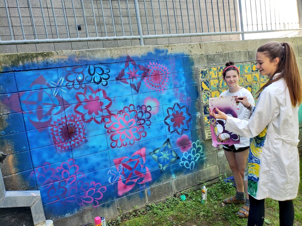 Amylynbrand's tweet image. Senior shout out to Honors #Art student, Molly, and her ambitious final concentration mural, building on her previous large scale paintings. #ccdsarts #ccdslearning #arteducation #artteacher @CountryDay @jgweinheimer