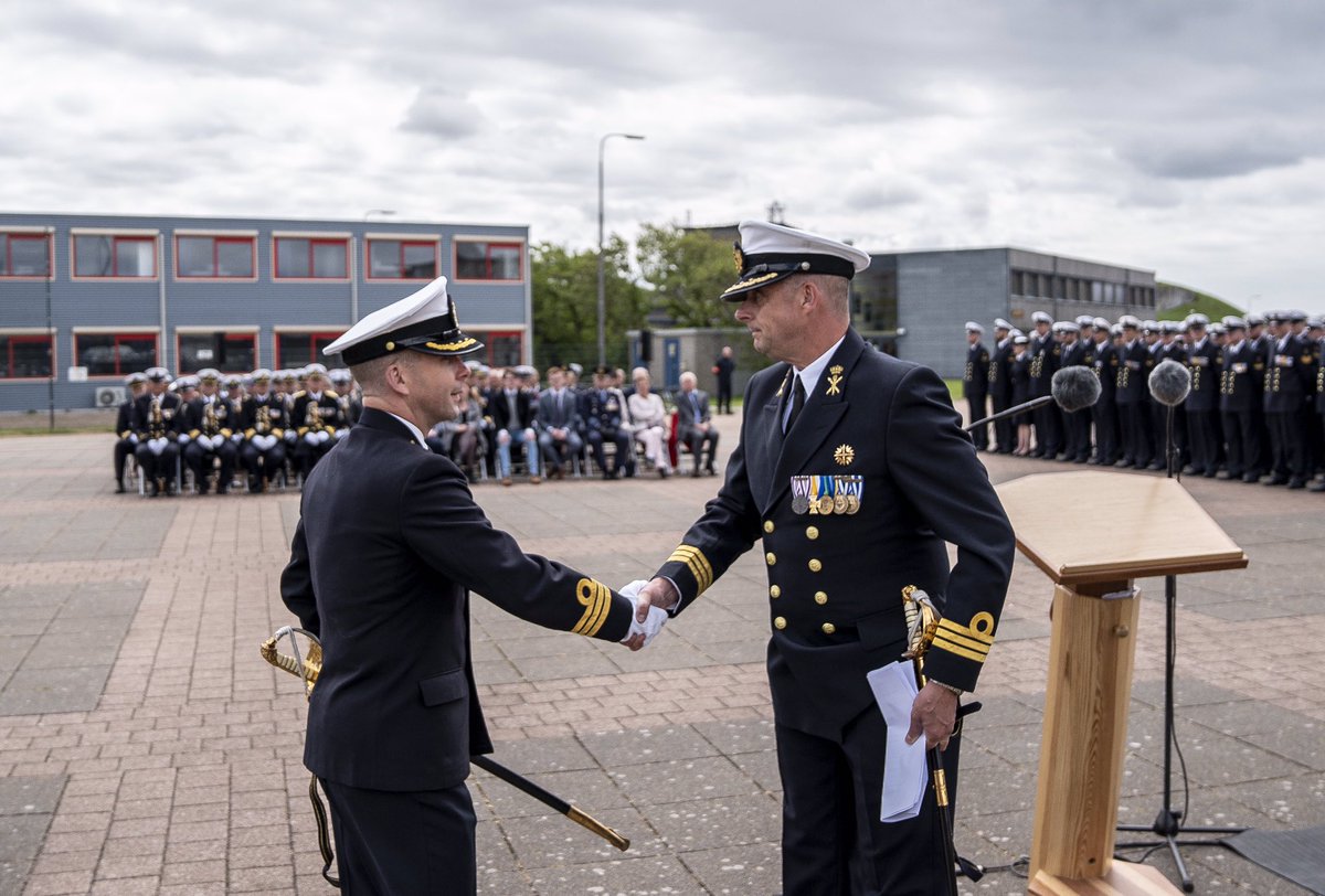 CKMTO's tweet photo. Na 4 jaar C-KMTO, draag ik het commando over de #KMTO over aan KLTZ (TD) Martijn Flaman. KMTO-ers, hartelijk dank voor jullie collegialiteit, inzet en passie voor het onderwijs, de techniek en bovenal de leerling. Voor de nieuwe @CKMTO: Martijn, veel succes! #Opleiden #Techniek https://t.co/g4l0UMWTei