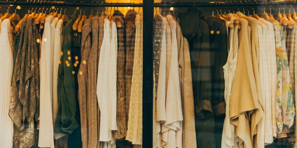 Vanaf morgen staat er bij de ingang van elk HU-pand een rekje met gratis kleren. Je kunt daar wat van pakken en er iets van jezelf ervoor terug hangen. Ons Green Office vraagt op die manier aandacht voor de Slow Fashion Summer campagne. 👕👖🧥👗 social.hu.nl/2JJgxb3