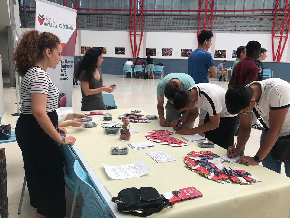 .@frutaandalucia promueve el consumo de #arándanos entre los universitarios de <a href="/UniHuelva/">Universidad de Huelva</a> en el #dianacionaldelanutricion <a href="/Agromolinillo/">Agromolinillo</a> <a href="/El_Pilonar_SCA/">Pilonar Berries</a>  agrodiariohuelva.es/?p=87874