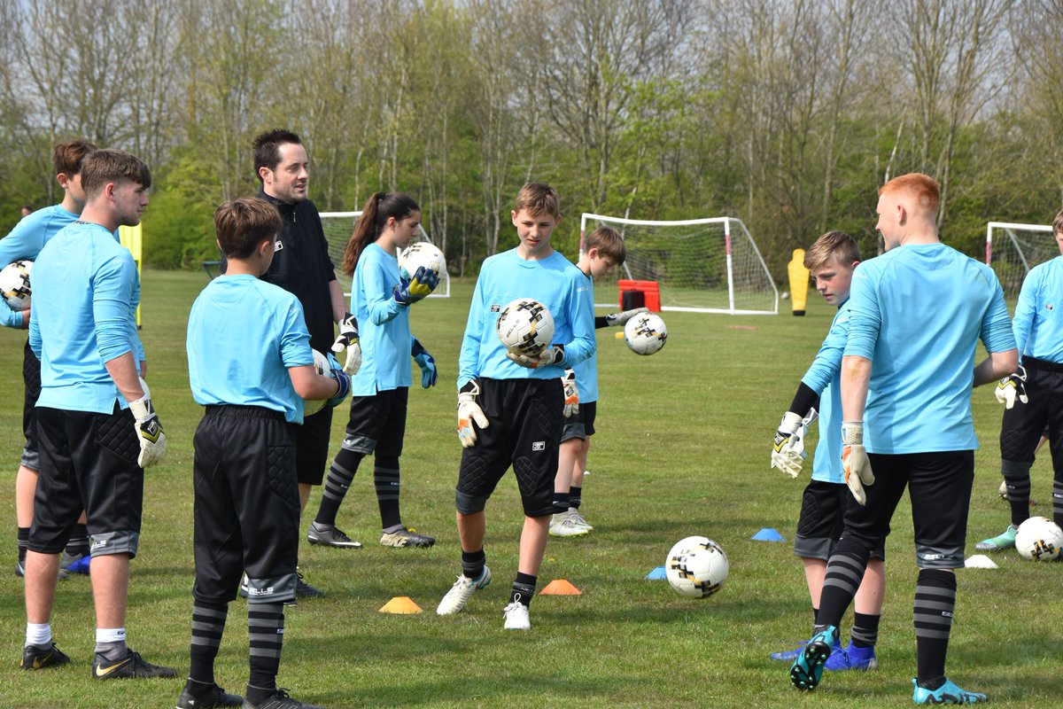 SPTLeeds's tweet photo. You can now book your 2 FREE sessions at our new Tuesday evening sessions in #Leeds https://t.co/YBtB8lbe9p Looking forward to taking your game to #ANOTHERLEVEL #Goalkeepertraining @OultonAthletic @rothwelltownjfc @GarforthRangers ⚽️🧤@WestRidingFA @WRCWFL https://t.co/uTzhcVmGrS