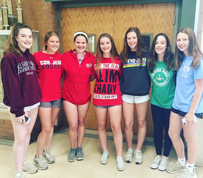 HolyCrossStl's tweet photo. Class of 2018 alumnae visiting the ANN campus on the last day of school! #hca2019 #hcaalumnae #catholicstl https://t.co/8Pikxoa5oN