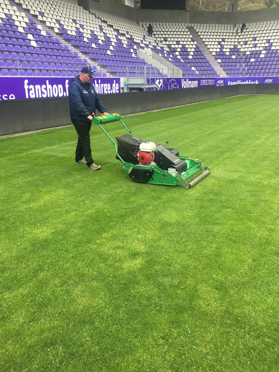 rasenwelt's tweet photo. #Rotary Vorführung beim @FCErzgebirgeAue unter Jubel-Stimmung! 😚🔉🎶

Das hat man auch nicht alle Tage!!! 💪☺️

@DennisMowers #PRO34R #rasenweltprofessional https://t.co/Di5pokan6S