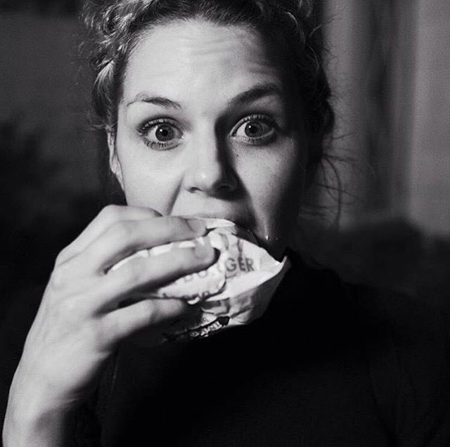 captainswanfan4's tweet photo. Happy #NationalBurgerDay here’s #jennifermorrison eating a cheese burger love this pic of @jenmorrisonlive in her crown braid her #jmobraid  @jenmorrisonlive #jmo @AllAboutJMo @JMOFamily https://t.co/oglDG1Rvlw