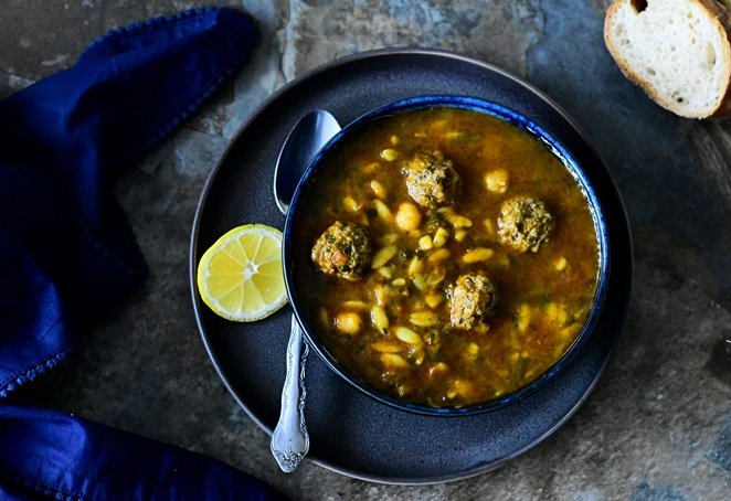 CHORBA AUX BOULETTES DE VIANDES ET LANGUES D'OISEAUX Présente dans les occasions tel que les mariages, ramadan en entrée, ou tout simplement les soirées hivernales riche en herbe coriandre et menthe cette soupe aux boulettes et langues d’oiseaux nous maintient au chaud.