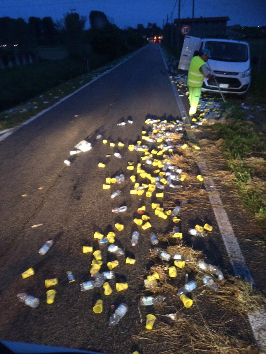 GruppoVeritas's tweet image. Ringraziamo chi ha lavorato per tutta la notte per il ripristino della normalità in città dopo il passaggio di 6 mila #runners, in occasione della #JesoloMoonlightHalfMarathon. 
#Jesolo #running