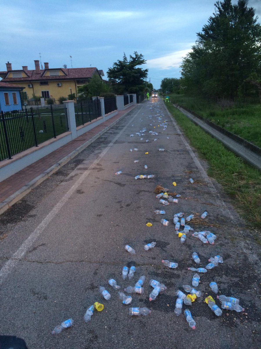 GruppoVeritas's tweet image. Ringraziamo chi ha lavorato per tutta la notte per il ripristino della normalità in città dopo il passaggio di 6 mila #runners, in occasione della #JesoloMoonlightHalfMarathon. 
#Jesolo #running