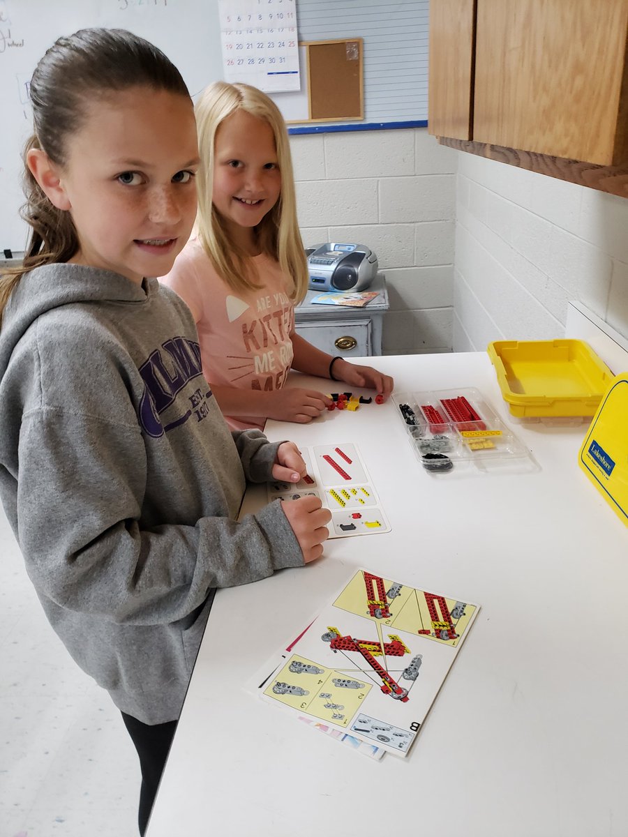 2ndgradeteach3's tweet photo. Exploring simple machines in 3rd grade! #pulleys #Science @GilmanSchools #piratepride https://t.co/arQDHeaYKD