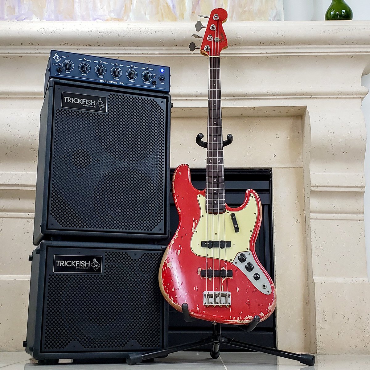 How is this for a power-packed stack - the Trickfish Bullhead .5K going into the TF208V and TF110 cabinets. Oh and the rig is joined by a 1964 Dakota Red Jazz Bass!
#trickfish #trickfishamps #bass #basscabinet #bassgear #tf208v #tf110 #bullhead.5k #bullhead #vintagefender