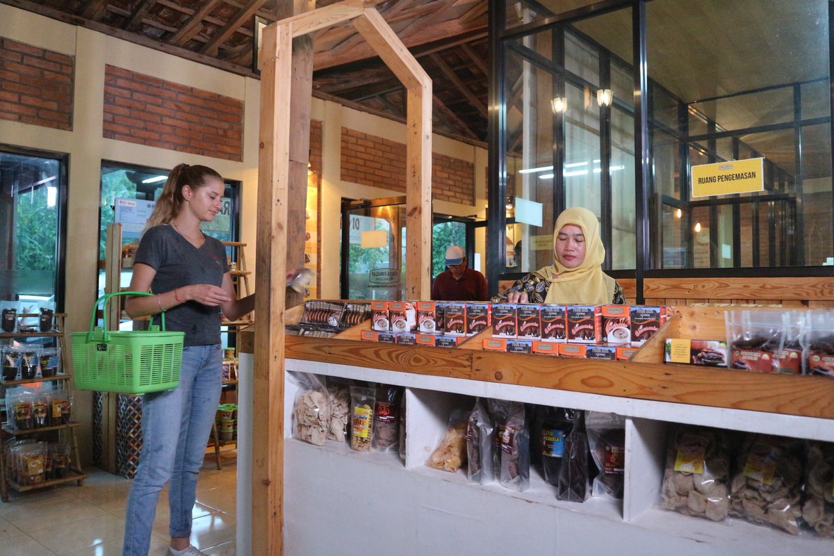 Selanjutnya kalau belanjanya bisa ke Griya Cokelat Nglanggeran. Olahan Cokelat oleh masyarakat dari hulu sampai hilir #BerliburdiJogja