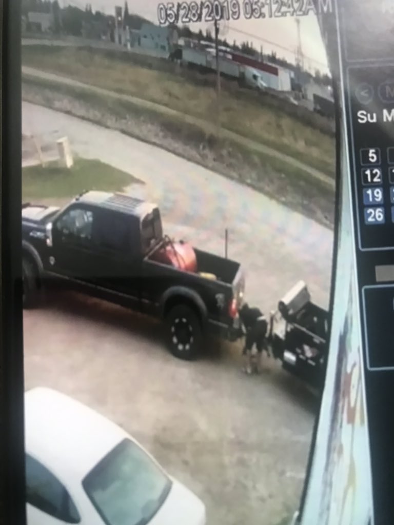 JustinF05592030's tweet photo. Trailer stolen from CARS autobody this morning plate # 577JYH if you see the truck or trailer please contact RCMP https://t.co/NrEVGC7ovQ