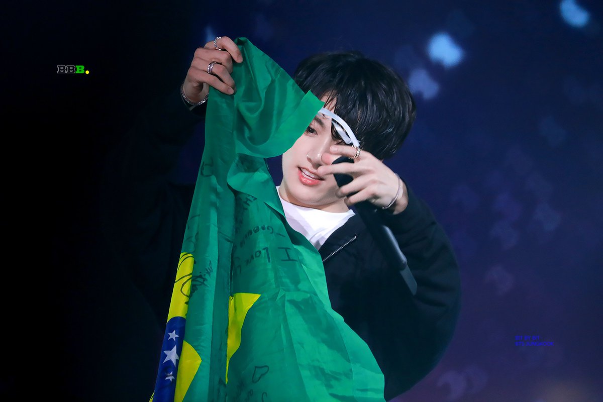 KFRandsprite's tweet photo. "amo vocês"
"Cerulares para baixo, para cima"
"Jhoprigado"
"Arrasou"
"Top"
"Brasil é a minha esperança"
"Acho que terei ótimos sonhos"
"Vocês esperaram agenti? Mesmo?"
"Três, dois, um, vai!"
"Maneiro"
"Lindu!"
"Foda"
"Juntos e shallow now"

CLARAMENTE BTS É BRASILEIRO https://t.co/3Qsv0jwA3E