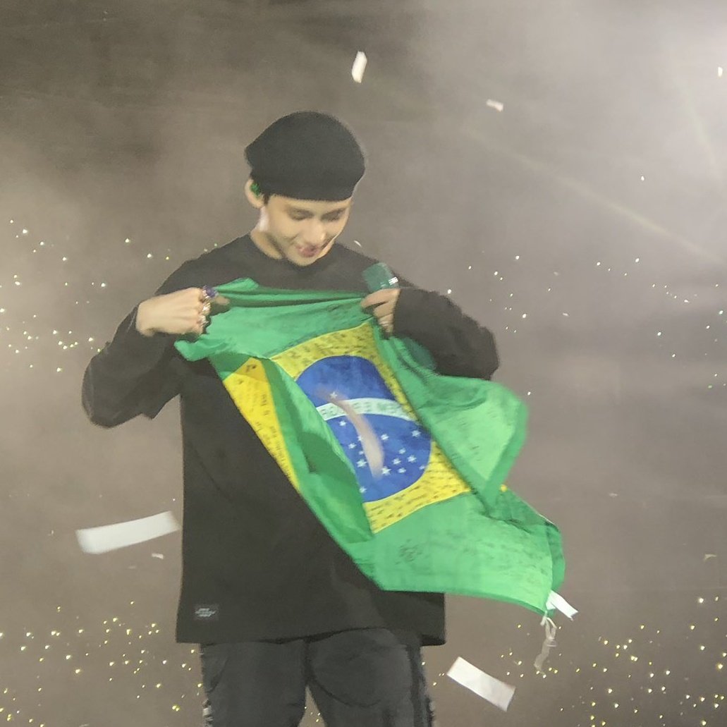 KFRandsprite's tweet photo. "amo vocês"
"Cerulares para baixo, para cima"
"Jhoprigado"
"Arrasou"
"Top"
"Brasil é a minha esperança"
"Acho que terei ótimos sonhos"
"Vocês esperaram agenti? Mesmo?"
"Três, dois, um, vai!"
"Maneiro"
"Lindu!"
"Foda"
"Juntos e shallow now"

CLARAMENTE BTS É BRASILEIRO https://t.co/3Qsv0jwA3E