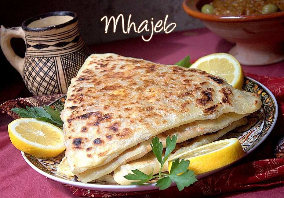 MHADJEBLa mahdjouba, qui signifie « couverte » ou « voilée » , est originaire de sud d’Algérie Biskra, touggourt. Cette crêpe est farcie traditionnellement d'une préparation d'oignon, de tomate, d'ail, de poivron et d'épices. La mahdjouba se déguste chaude et bien piquante.