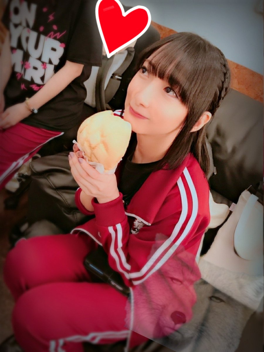 佐倉薫 楽屋でメロンパン食べてたら まりんかが撮ってくれました 右下に何かいる気がするけど気のせいです お台場炎上