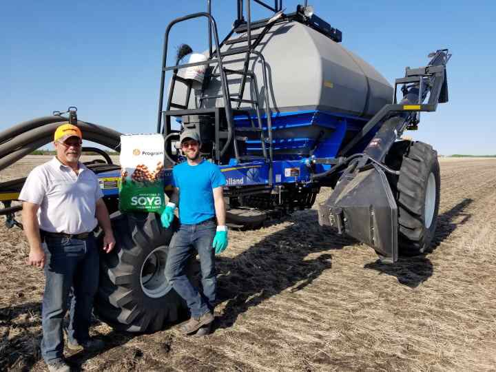 baleboyzN's tweet photo. Seeding Prograin Plots in MB #prograin #Devo #Dinero #Torro #Siberia #Exp3 #nongmo #roundupready https://t.co/yG3EzCr7bX