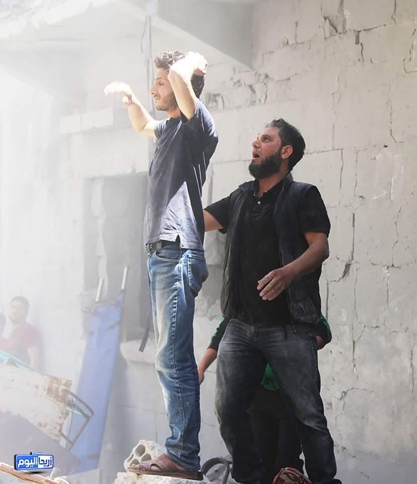 fkontar78's tweet photo. Sa maison détruite par un bombardement de l'axe #Poutine #assad il va apprendre la mort de ses 3 enfants Zein Shame et Wissame et de sa belle mère. Abou Anwar Fahame est un petit commerçant à Ariha #Idlib. c'était hier aujourd'hui 3 autres enfants tué par #Poutine à Ahsime https://t.co/P0dJ0TUTns