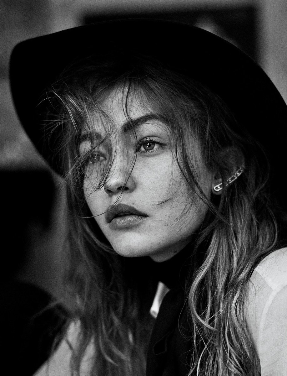 MyqueengigiIG's tweet image. #NEW Gigi hadid for Vogue Latinoamerica June 2019 issue. Photographed by Giampaolo Sgura