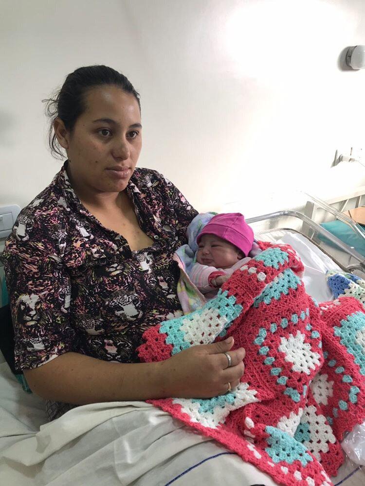 AMPHI_RS's tweet photo. Gracias al aporte de nuestros asociados y a las manos de las tejedoras voluntarias entregamos mas de 150 mantas en el Hospital Fiorito.

Muchas Gracias Dr. Iglesias y Roxana por aceptar nuestra propuesta y facilitarnos las entregas!

Sumate como voluntaria o como donante! https://t.co/5I2csrfESb