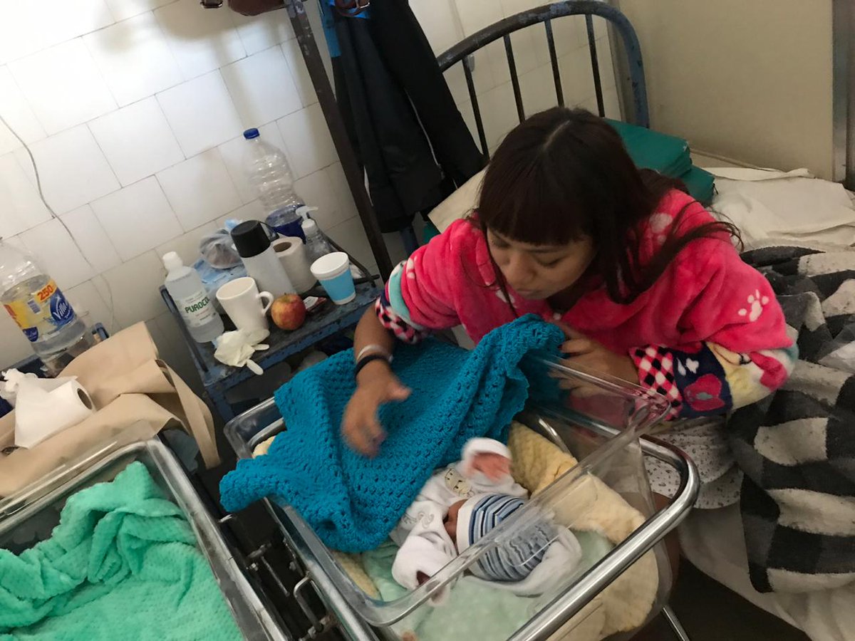 AMPHI_RS's tweet photo. Gracias al aporte de nuestros asociados y a las manos de las tejedoras voluntarias entregamos mas de 150 mantas en el Hospital Fiorito.

Muchas Gracias Dr. Iglesias y Roxana por aceptar nuestra propuesta y facilitarnos las entregas!

Sumate como voluntaria o como donante! https://t.co/5I2csrfESb