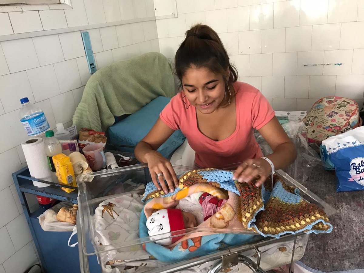 AMPHI_RS's tweet photo. Gracias al aporte de nuestros asociados y a las manos de las tejedoras voluntarias entregamos mas de 150 mantas en el Hospital Fiorito.

Muchas Gracias Dr. Iglesias y Roxana por aceptar nuestra propuesta y facilitarnos las entregas!

Sumate como voluntaria o como donante! https://t.co/5I2csrfESb