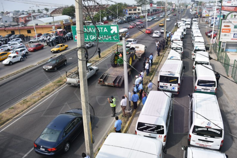 xevtfm's tweet photo. #ÚltimoMinuto: Así luce en estos momentos el Periférico Carlos Pellicer Cámara frente a las instalaciones de la Secretaria de Movilidad; pochimovilistas y choferes de combis de La Huasteca y Playas del Rosario acusan invasión de ruta https://t.co/ZVaqqBTarz