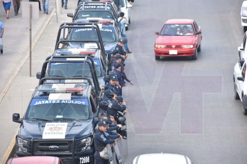 xevtfm's tweet photo. #ÚltimoMinuto: Así luce en estos momentos el Periférico Carlos Pellicer Cámara frente a las instalaciones de la Secretaria de Movilidad; pochimovilistas y choferes de combis de La Huasteca y Playas del Rosario acusan invasión de ruta https://t.co/ZVaqqBTarz