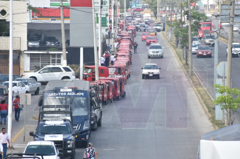 xevtfm's tweet photo. #ÚltimoMinuto: Así luce en estos momentos el Periférico Carlos Pellicer Cámara frente a las instalaciones de la Secretaria de Movilidad; pochimovilistas y choferes de combis de La Huasteca y Playas del Rosario acusan invasión de ruta https://t.co/ZVaqqBTarz