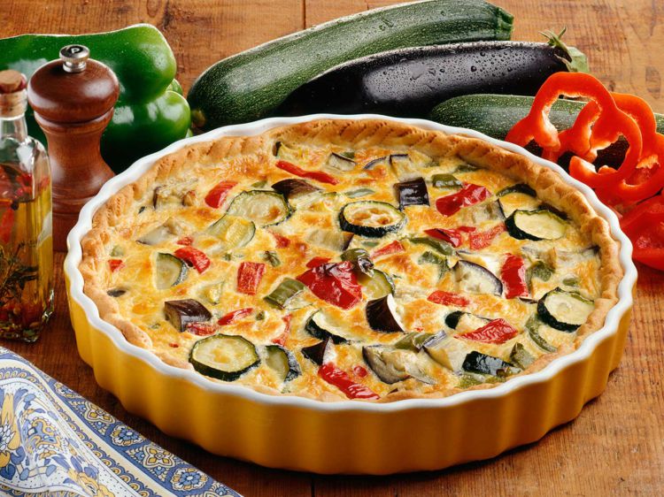 ASLOUKAPlat originaire de Annaba .Il s'agit d'une sorte de ratatouille préparée pour l'hiver, à base d'oignons, d'aubergines, de fèves, de pois chiches, d'ail, de piment, de coriandre fraîche et de tomates.