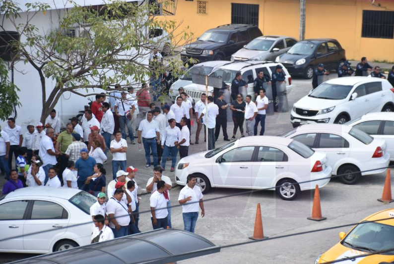 xevtfm's tweet photo. #ÚltimoMinuto: Así luce en estos momentos el Periférico Carlos Pellicer Cámara frente a las instalaciones de la Secretaria de Movilidad; pochimovilistas y choferes de combis de La Huasteca y Playas del Rosario acusan invasión de ruta https://t.co/ZVaqqBTarz