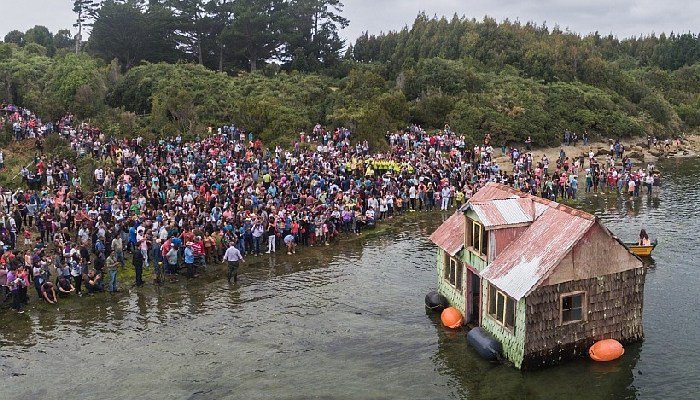 La minga: tradición en #Chiloé que mueve casas enteras. Ver acá➡ bit.ly/30Sovng 
<a href="/TurismoEnChile/">Turismo en Chile</a> @SurTuristico <a href="/otourchile/">Otour</a> <a href="/atrapalochile/">Atrápalo Chile</a>