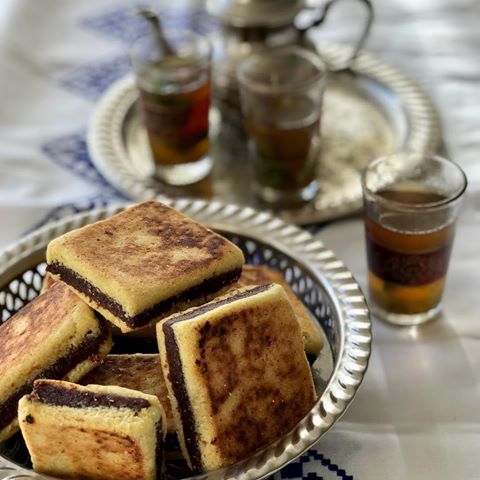 BRADJOriginaire du nord-est, consommée dans le Constantinois, la région des Bibans et la Kabylie. Une sorte de galette sucrée à base de semoule fourrée de ghers (pâte de dattes). Traditionnellement préparé pour accueillir le printemps. Il est servi en dessert accompagné de lben.