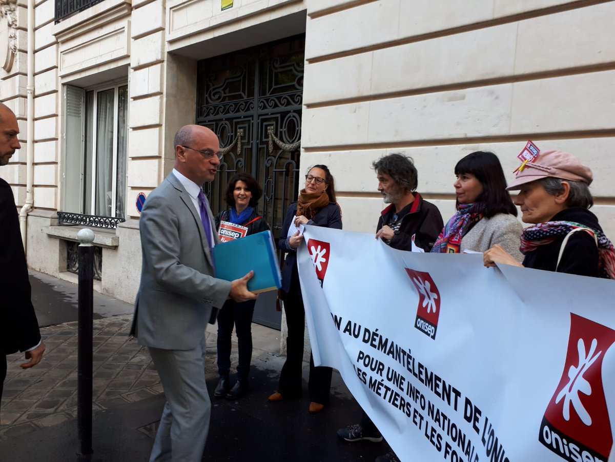 OnisepJyTiens's tweet photo. Cadre national sur le partage des compétences entre l'État et #regions pr informa° et #orientation 
Le flou persiste sur l'avenir de #onisep ses missions. 
Le cabinet du ministre de @EducationFrance recevra l'intersyndicale #onisep en juin
https://t.co/TaGYXjZegD https://t.co/koNam7iiKc