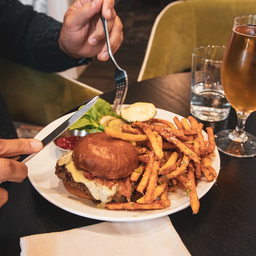 While this is technically a cheeseburger, that's not going to stop us from celebrating #NationalHamburgerDay 🍔😋