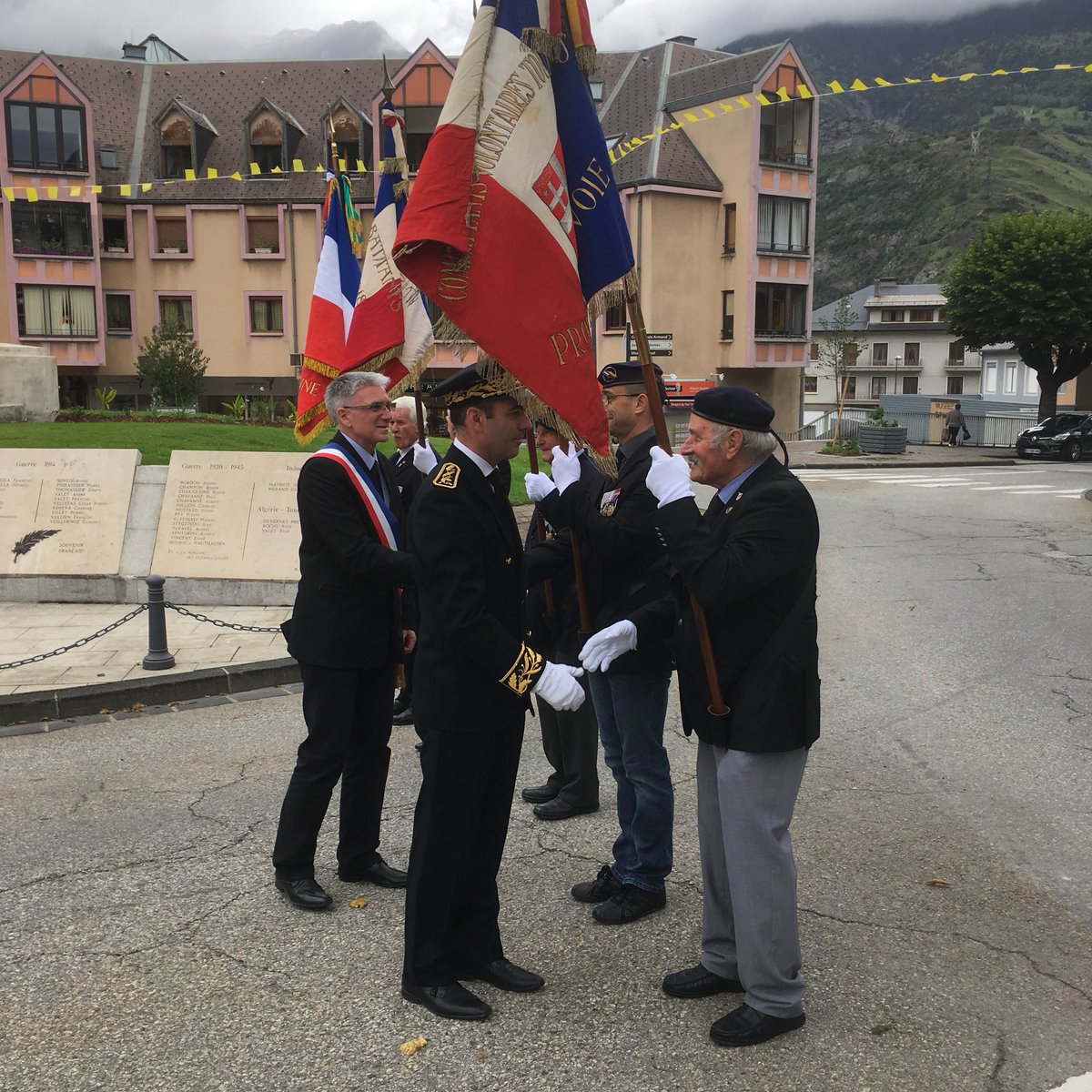 #Savoie | « Je prends mes fonctions avec humilité et détermination pour accompagner les élus et les acteurs du territoire » déclare Michael Mathaux, nouveau sous-préfet de l’arrondissement de Saint-Jean-de-#Maurienne lors de sa prise de fonction à @Stjeanmaurienne.