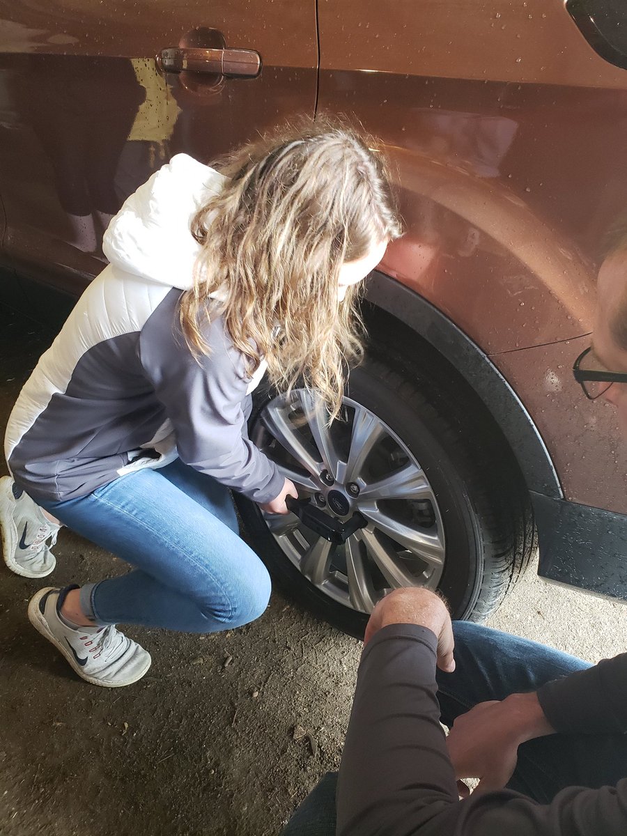 Wdncrss1's tweet photo. @ehawkpride #WomensEmpowerment gets hands-on experience on car maintenance from Mike and Jeff from Emmetsburg Ford.
#ChangingTires #CheckingFluids https://t.co/1GmRndo0La