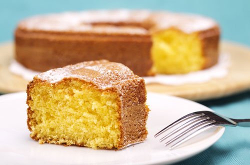 MOUSKOUTCHOUC'est un gâteau léger et spongieux, préparé avec des œufs, de l'huile, du lait et de la farine, parfumé au citron ou à l'orange, et souvent garni avec du miel ou de la confiture. Il est souvent offert à l'hôte lors d'une invitation à son domicile.