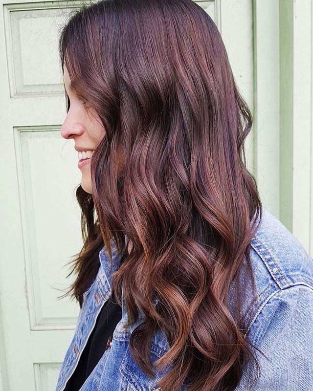 Natural lighting is just the best 🔥#bookyourbalayage bit.ly/2WaKAyJ