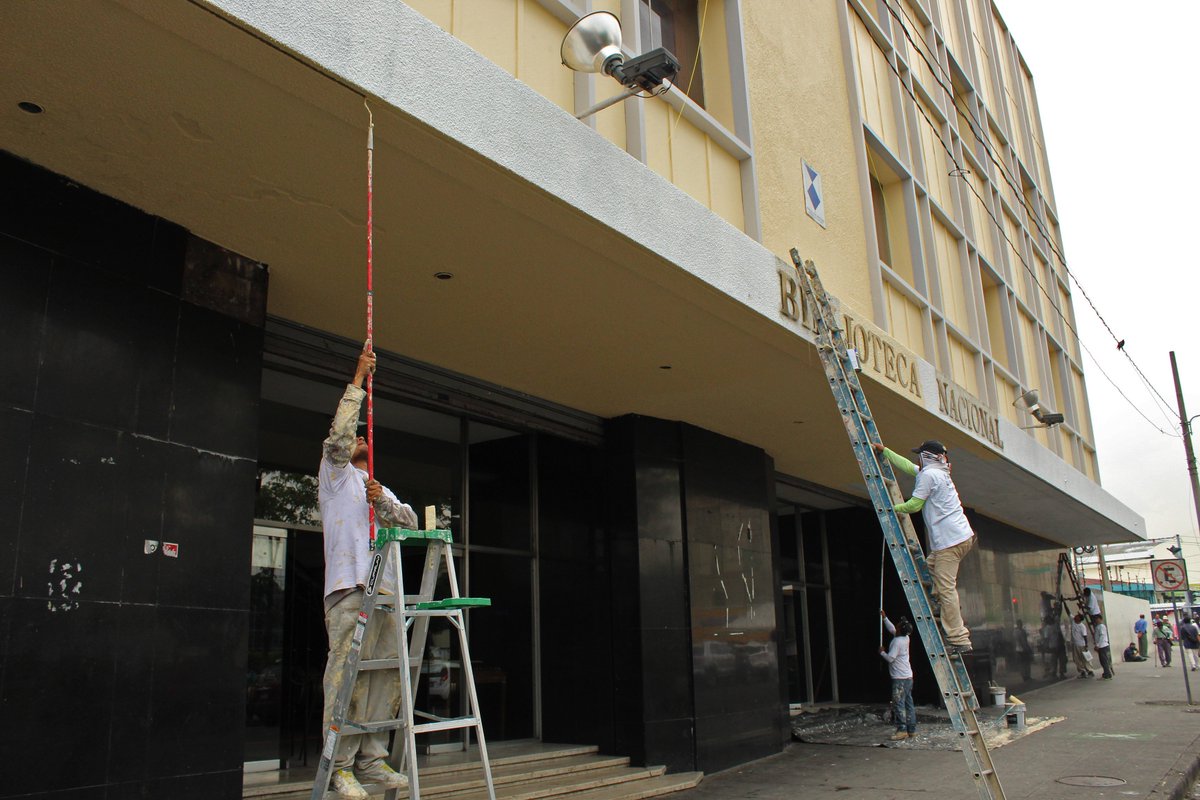 #Ahora Los trabajos de pintura en la Biblioteca Nacional Francisco Gavidia <a href="/BINAES_FG/">Biblioteca Nacional</a> están en su etapa final,los últimos retoques en la parte baja y se concluirán.Esto un aporte de la empresa privada para el patrimonio nacional.<a href="/ElMundoSV/">Diario El Mundo</a>