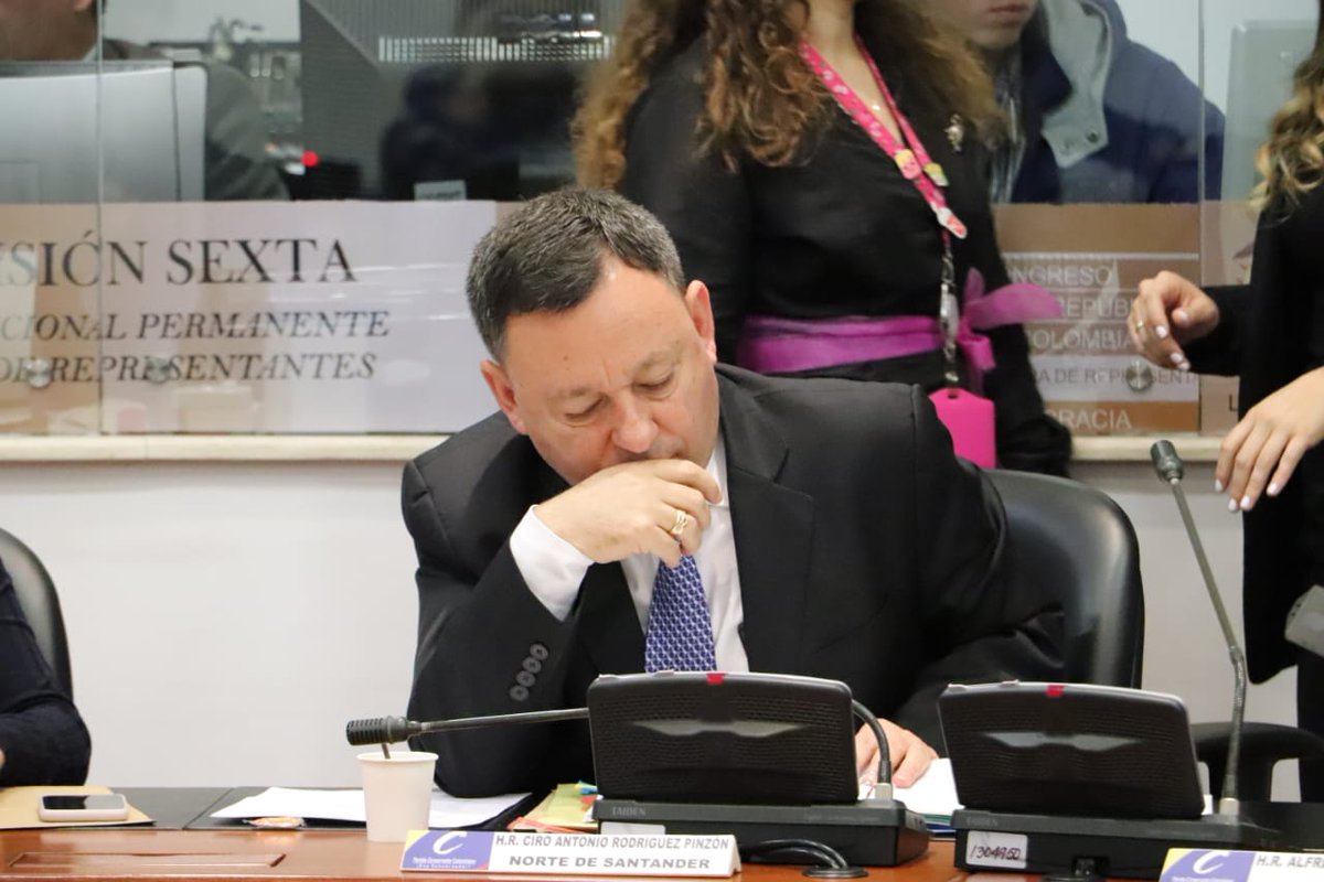 CamaraColombia's tweet photo. Representante @CiroARodriguezP : El objetivo de este proyecto es generar una política en sistema de información, hay información que no es pública ni democrática, esto genera fallos de mercado en transacciones comerciales. #ComisiónSexta https://t.co/6zhyErVM3E