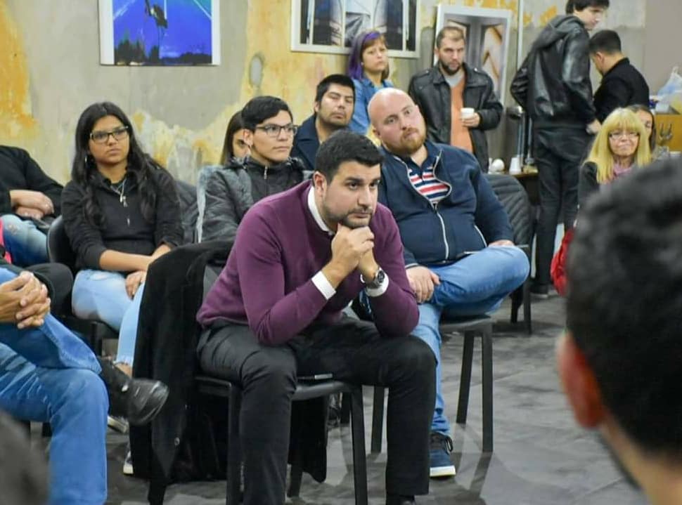 marcoscleri's tweet photo. La red intergeneracional de experiencias, unir voluntades, dejar de mirar para otro lado, ser artífices de la esperanza fueron algunas  frases que marcaron la ronda con el objetivo de que la Patria resurja en el marco de un Contrato Social. Propuesta de @CFKArgentina #HayFuturo https://t.co/geTOHJoJBs