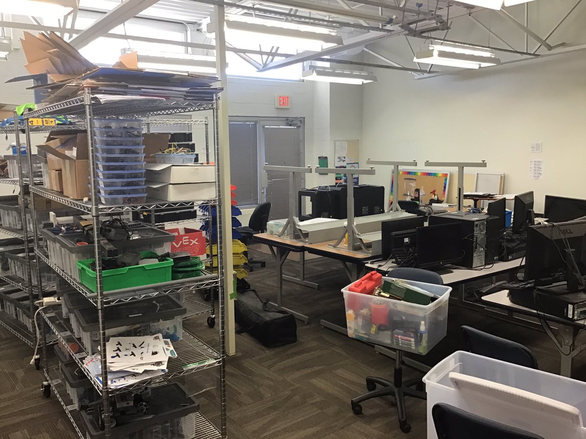 JeremyCD's tweet photo. Packing up and cleaning to move classrooms with all my equipment. #movingclassrooms https://t.co/WzNnE1fwhf