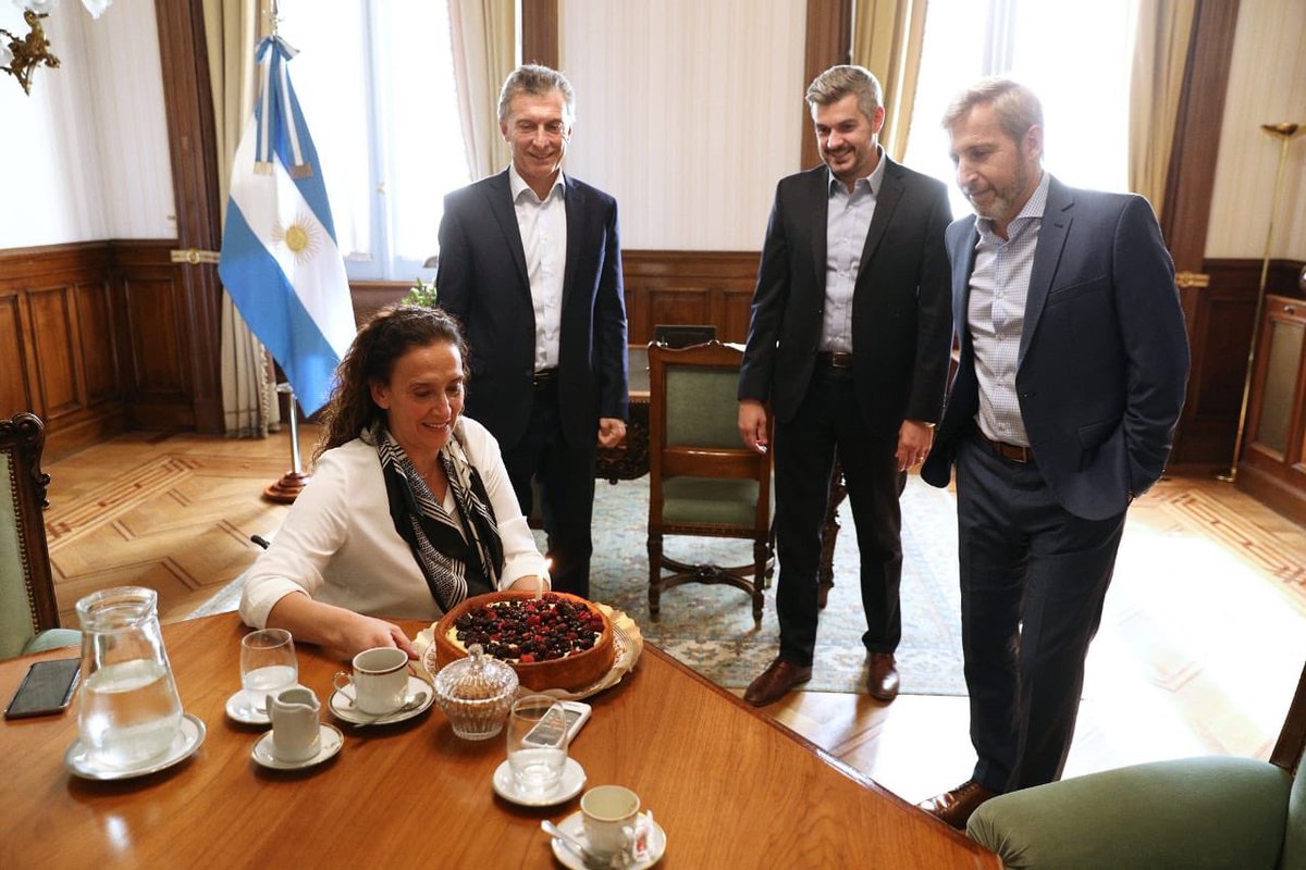 gabimichetti's tweet photo. Linda sorpresa en mi despacho de @mauriciomacri, @marquitospena y @frigeriorogelio por mi cumpleaños  🎂 https://t.co/c3UYExtH2X