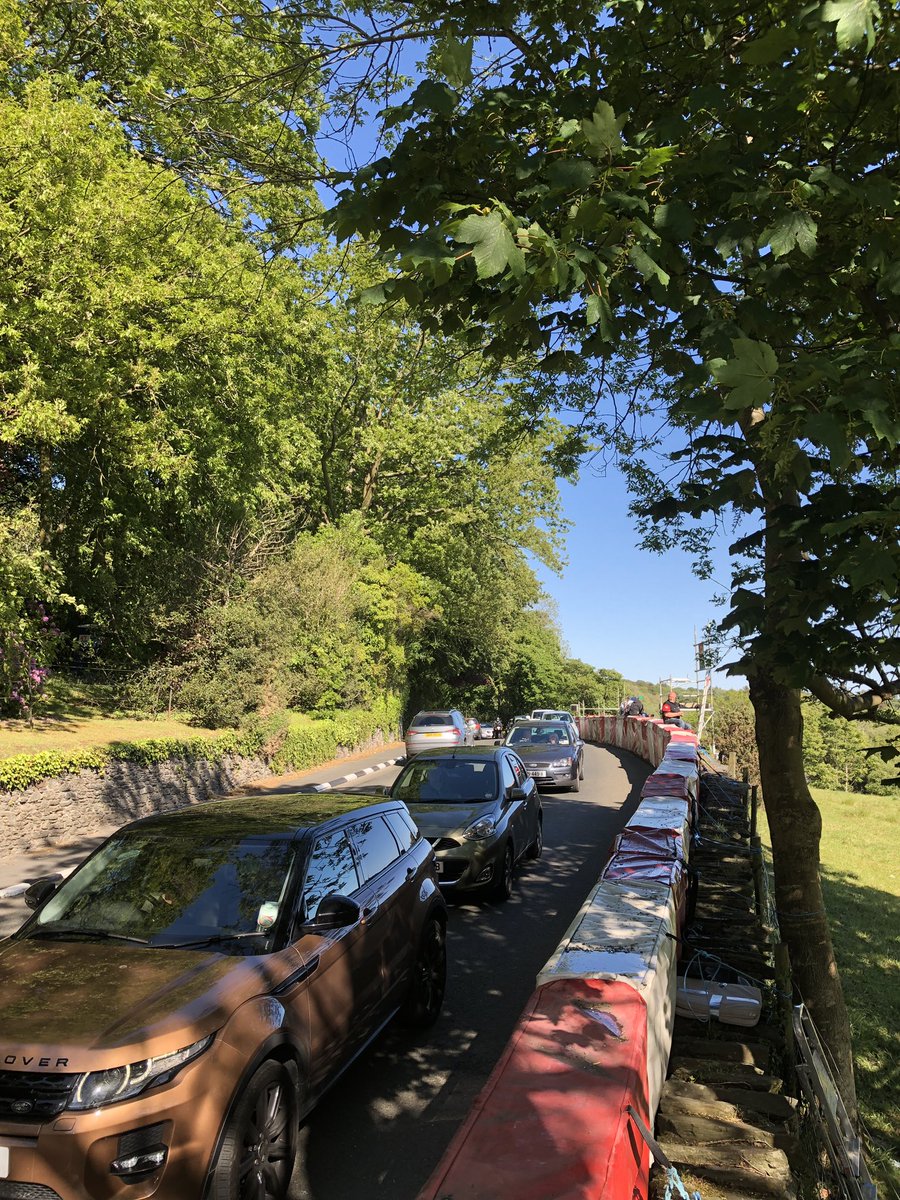 RCphotosIOM's tweet image. Trafic currently backed up all the way  from Ballacraine and through Greeba Castle! 🇮🇲 @ManxRadioMSport #iomtt #ttraces