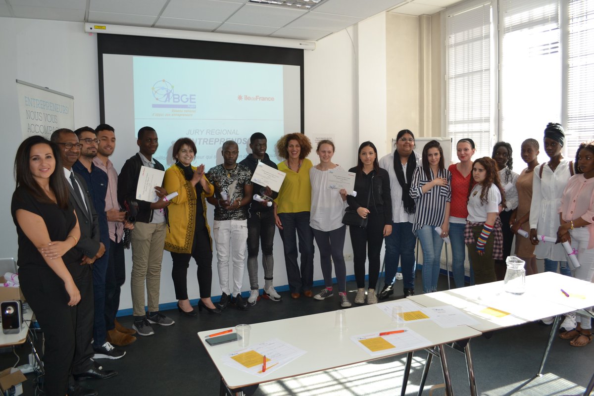 BGEPaRIF's tweet photo. Retour sur le #concours régional J'entreprends : des lycéens motivés qui ont mis leur #créativité et leur envie au service de #projetscollectifs dans des domaines aussi variés que la pâtisserie, le commerce en ligne ou l'équipement des SDF.
#SensibilisationMilieuScolaire https://t.co/324ijMurTD