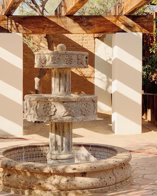 Stripes and patterns as the sun goes down in the courtyard⠀
@thejoshuatreehouse⠀ bit.ly/2HFcxWx