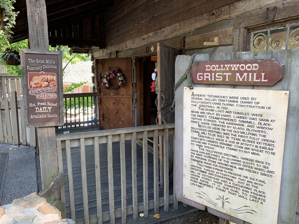 snapshotsmade's tweet image. Can’t leave @Dollywood without getting the incredible #CinnamonBread

#dollywood #dessert #foodlover #mouthwatering