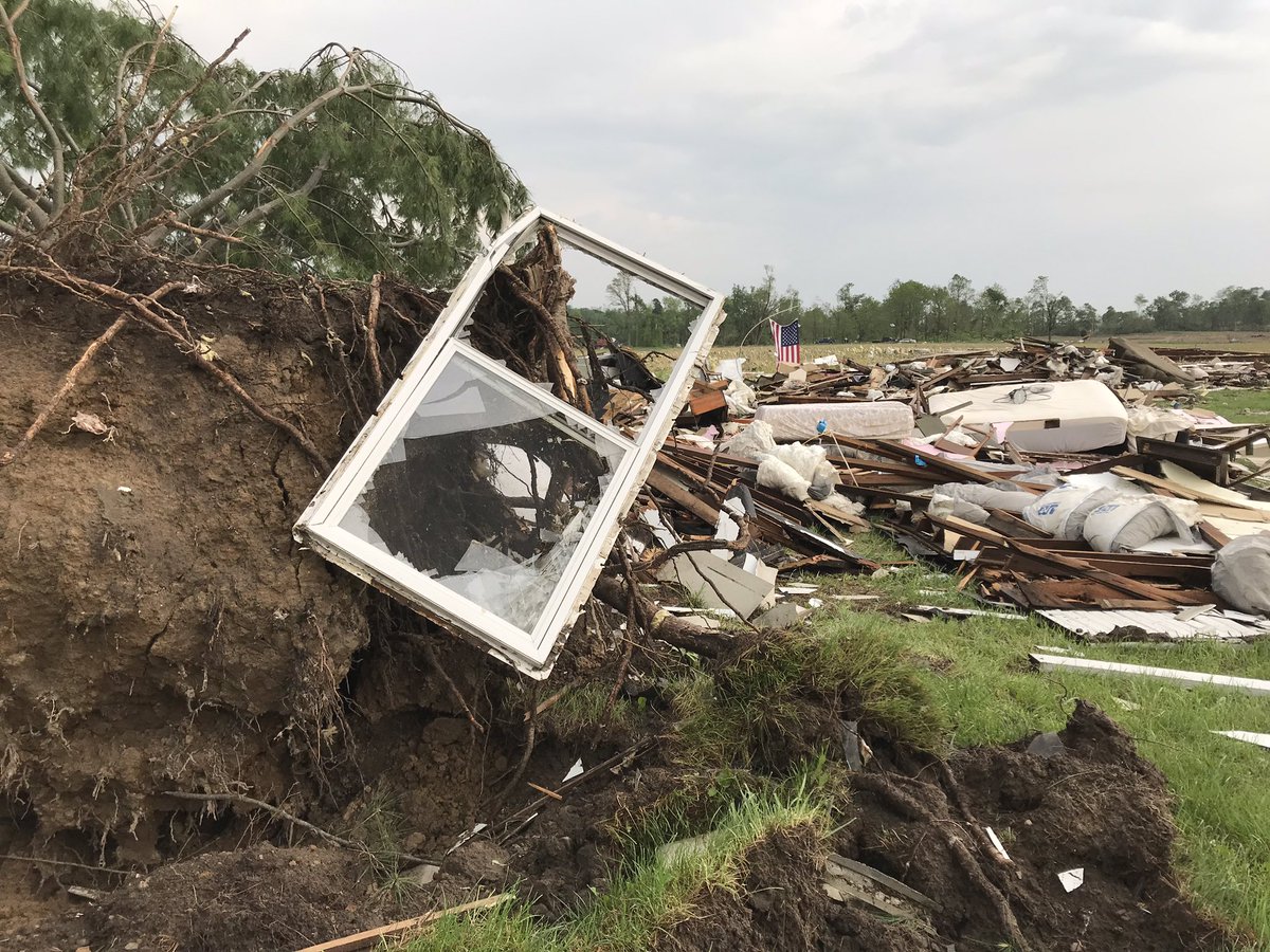BreanneMarieP's tweet photo. Taking a look at that EF2 damage in Miami County tonight. #tornado #indiana #michiana @ABC57News tune in now https://t.co/6x5ZvCckfy