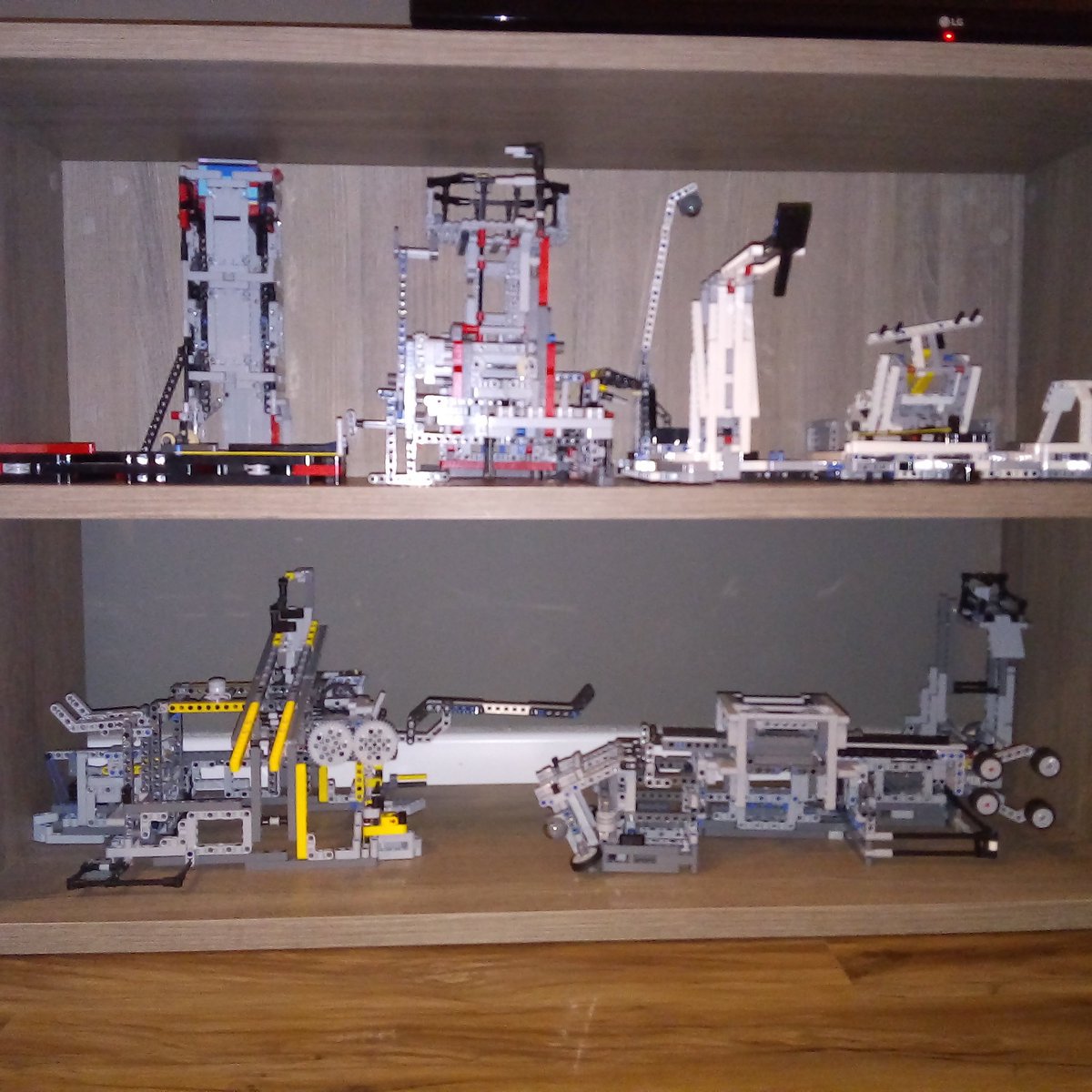 Nuestro robot ya está descansando el el hotel cargandose las pilas para el open. <a href="/MagelaFuzatti/">Magela Fuzatti</a> @FLL_Uruguay